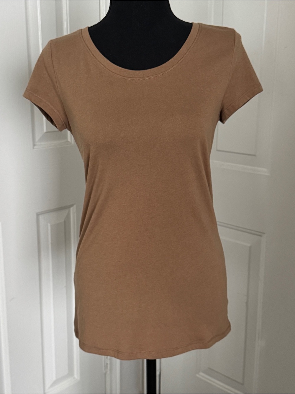 No Boundaries Women's Short Sleeve Crewneck Tee in Camel